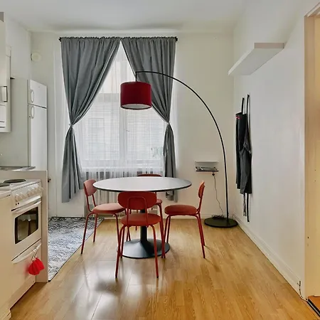 1br Demure Design Urban Living Space Apartment